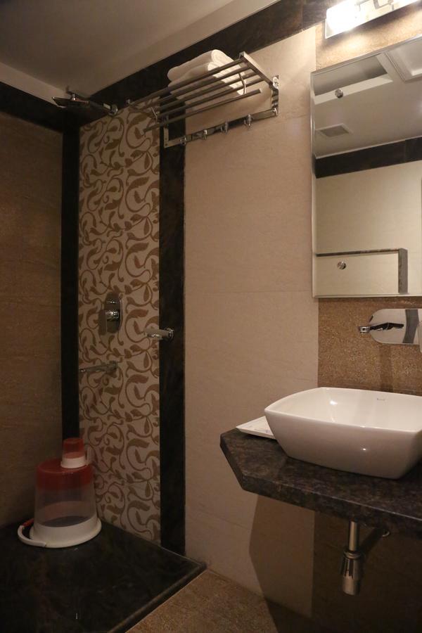 Hotel Varanasi Inn Buitenkant foto